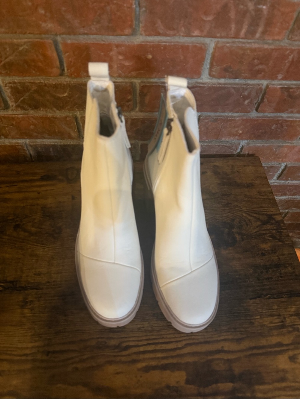 Tom’s Women’s off White Chelsea Boots
